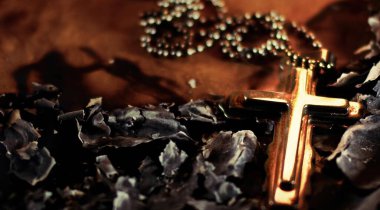 Kutsal Hristiyan Dini Sembol Haçı Ateş ve Küllerde 