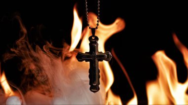 Kutsal Hristiyan Dini Sembolü Ateşte Haç