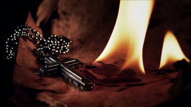 Kutsal Hristiyan Dini Sembol Haçı Ateş ve Küllerde 