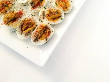 Tabaktaki Baharatlı Türk Geleneksel Kahvaltı Yumurtaları