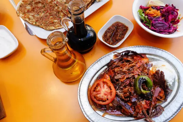 Yoğurt ve Domates soslu meşhur Türk yemeği Lezzetli Doner Kebabı 