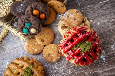 Çıtır çıtır lezzetli ve şekerli karamel ve ahudududulu tart 