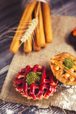 Çıtır çıtır lezzetli ve şekerli karamel ve ahudududulu tart 