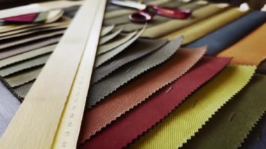 Terzi Dükkanında Cetvel Makas ve Renkli Kumaş Paleti Örnekleri