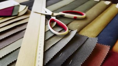Terzi Dükkanında Cetvel Makas ve Renkli Kumaş Paleti Örnekleri