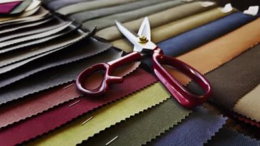 Terzide Makas ve Renkli Kumaş Paleti Örnekleri