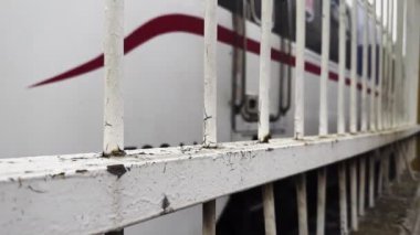 Tren Demir Çitlerin Ardında Hareket Ediyor 