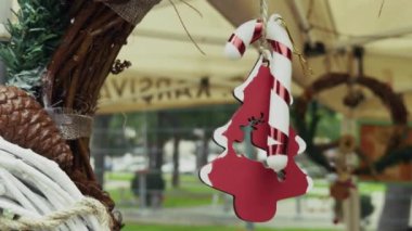 Ağaçta asılı Noel süsleri