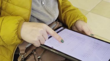 Kafe 'de Tablet Üzerinde Çalışan Kadın