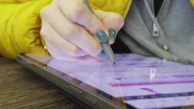 Kafe 'de Tablet Üzerinde Çalışan Kadın