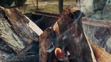 Çiftlik Bahçesinde Yanan Meşe Ormanı