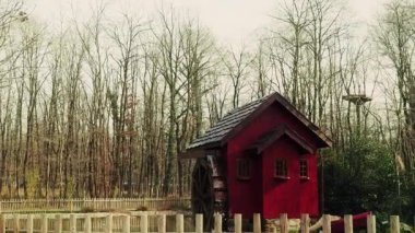 Doğada nehir kıyısında bir su değirmeni.