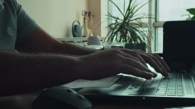 İşadamı ofiste bilgisayarla çalışıyor.