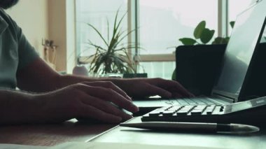 İşadamı ofiste bilgisayarla çalışıyor.