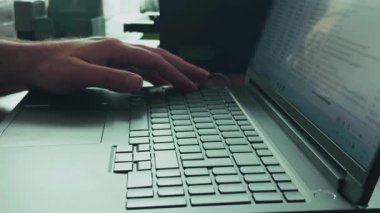 İşadamı ofiste bilgisayarla çalışıyor.