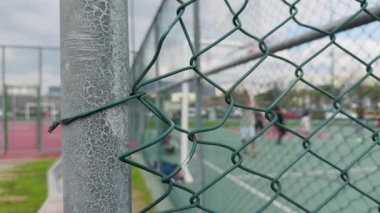 Metal Çitin Arkasındaki Bulanık Basketbol Spor Oyuncuları