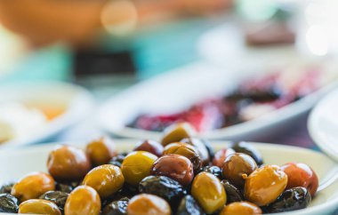 Kahvaltı Masasında Siyah ve Sarı Zeytin Yemeği