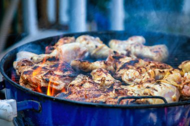 Izgara ateşte leziz tavuk eti. 