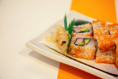 Pirinç ve çiğ balıktan yapılan lezzetli geleneksel Japon suşisi.