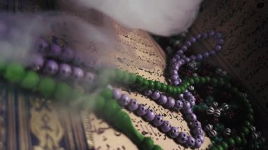 Kutsal İslam Kitabı Kuran ve tespih duası dumanı.