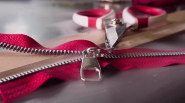 Makas, tahta cetvel ve dumandaki fermuar.