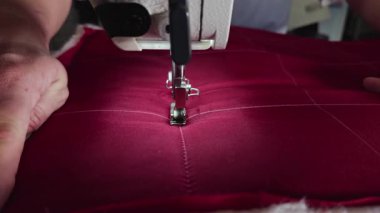 Dikiş Makinesinde Torba Yapımı İçin Kırmızı Kumaş Dikişi