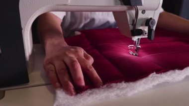 Dikiş Makinesinde Torba Yapımı İçin Kırmızı Kumaş Dikişi