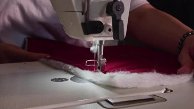 Dikiş Makinesinde Torba Yapımı İçin Kırmızı Kumaş Dikişi