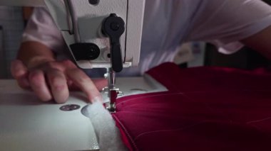 Dikiş Makinesinde Torba Yapımı İçin Kırmızı Kumaş Dikişi