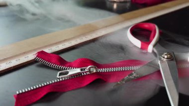 Makas, tahta cetvel ve dumandaki fermuar.