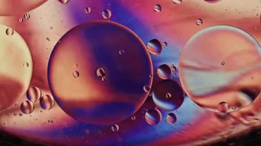 Soyut Renkli Organik Gıda Yağı Su yüzeyine Baloncuk Düşürdü