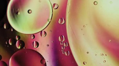 Soyut Renkli Organik Gıda Yağı Su yüzeyine Baloncuk Düşürdü