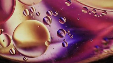 Soyut Renkli Organik Gıda Yağı Su yüzeyine Baloncuk Düşürdü