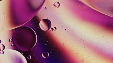 Soyut Renkli Organik Gıda Yağı Su yüzeyine Baloncuk Düşürdü