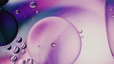 Soyut Renkli Organik Gıda Yağı Su yüzeyine Baloncuk Düşürdü