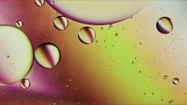 Soyut Renkli Organik Gıda Yağı Su yüzeyine Baloncuk Düşürdü
