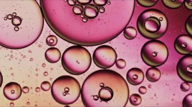 Soyut Renkli Organik Gıda Yağı Su yüzeyine Baloncuk Düşürdü