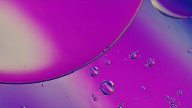 Soyut Renkli Organik Gıda Yağı Su yüzeyine Baloncuk Düşürdü