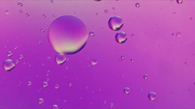 Soyut Renkli Organik Gıda Yağı Su yüzeyine Baloncuk Düşürdü