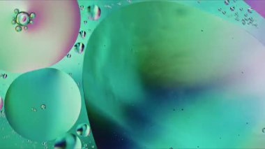 Soyut Renkli Organik Gıda Yağı Su yüzeyine Baloncuk Düşürdü