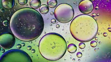 Soyut Renkli Organik Gıda Yağı Su yüzeyine Baloncuk Düşürdü