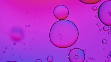 Soyut Renkli Organik Gıda Yağı Su yüzeyine Baloncuk Düşürdü