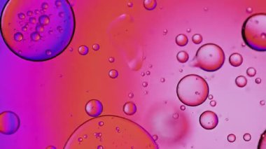 Soyut Renkli Organik Gıda Yağı Su yüzeyine Baloncuk Düşürdü