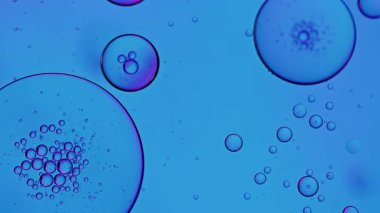 Soyut Renkli Organik Gıda Yağı Su yüzeyine Baloncuk Düşürdü