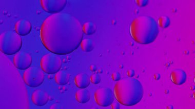 Soyut Renkli Organik Gıda Yağı Su yüzeyine Baloncuk Düşürdü