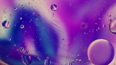 Soyut Renkli Organik Gıda Yağı Su yüzeyine Baloncuk Düşürdü