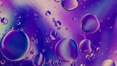 Soyut Renkli Organik Gıda Yağı Su yüzeyine Baloncuk Düşürdü