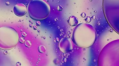 Soyut Renkli Organik Gıda Yağı Su yüzeyine Baloncuk Düşürdü