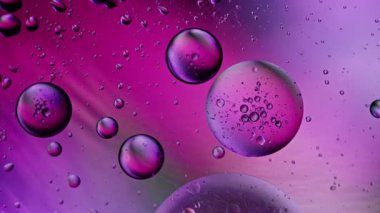 Soyut Renkli Organik Gıda Yağı Su yüzeyine Baloncuk Düşürdü