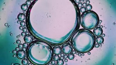 Soyut Renkli Organik Gıda Yağı Su yüzeyine Baloncuk Düşürdü